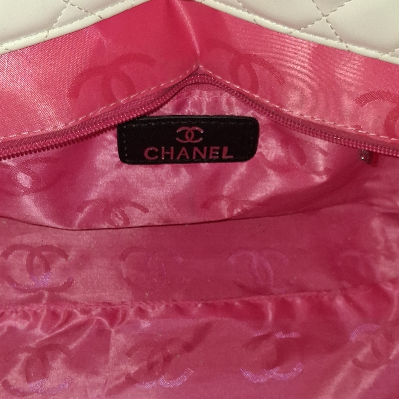 CHANEL Quilted Bucket Bag White/Black Drawstring Shoulder Strap Pink Lining