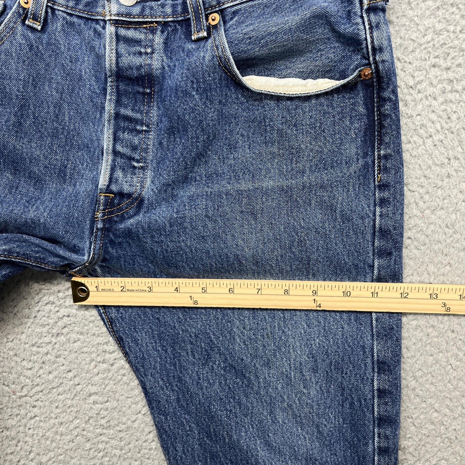 Levis 501 Jeans Mens 32×30 Blue Medium Wash Straight Leg Button Fly Denim