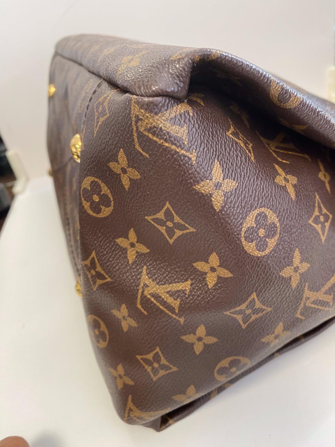 Authentic Louis Vuitton Monogram Artsy MM Shoulder Bag
