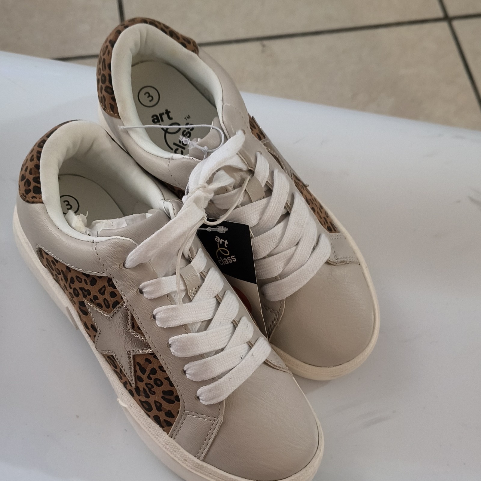 art class Girls Low Top Lace-Up Sneakers Leopard Animal Print Star Accent US 3