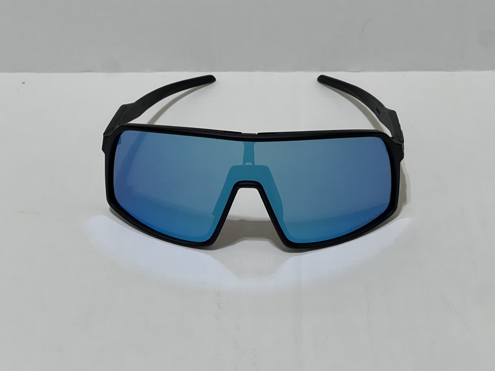 NEW OAKLEY OO9406 Sutro Rectangular Sunglasses Black frame – Blue Prizm lens