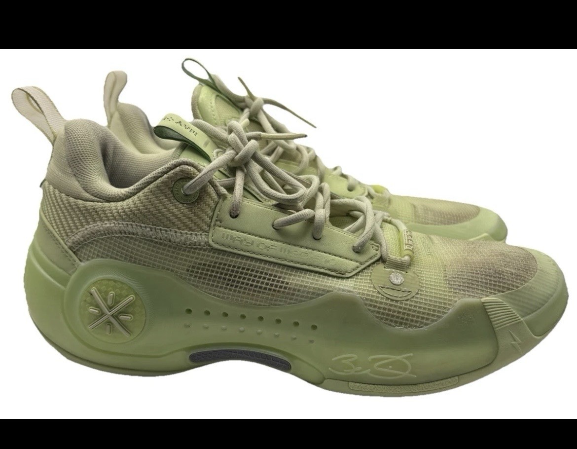 Way of Wade 10 low avacado Size 9.5