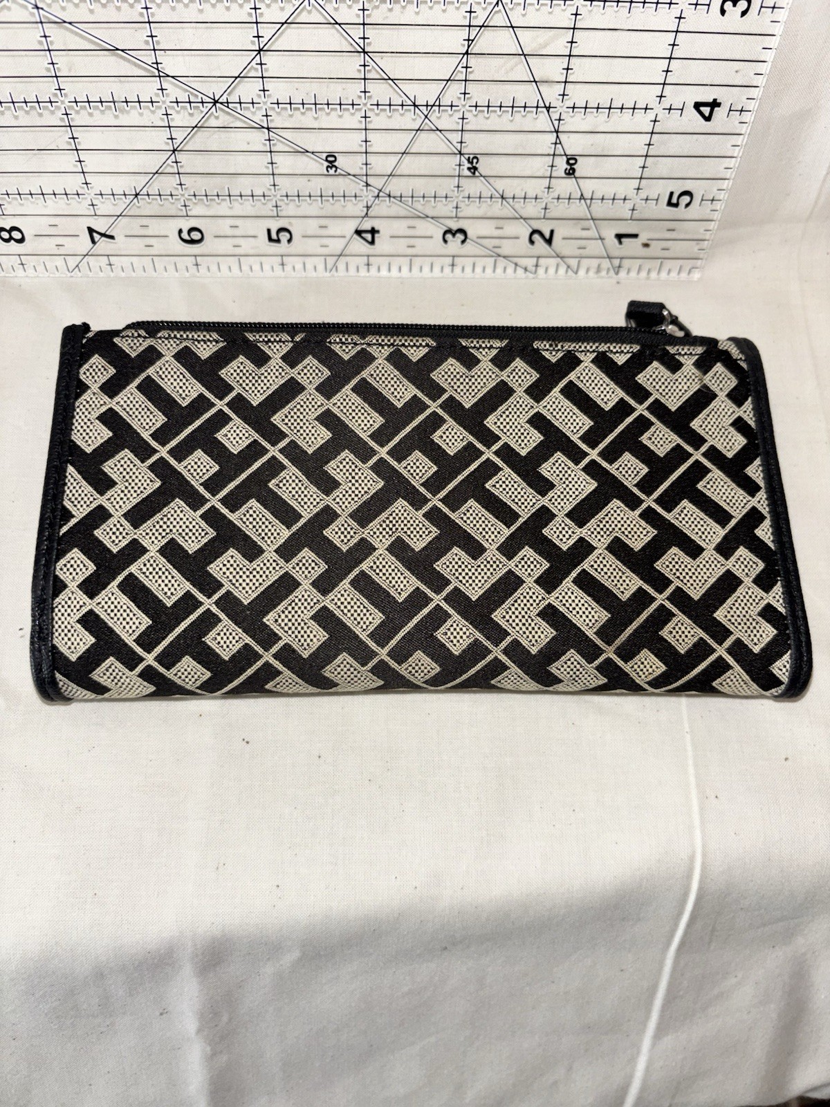 Tommy Hilfiger Black/Beige Geometric Fold Clutch Wallet Zip Pocket Logo