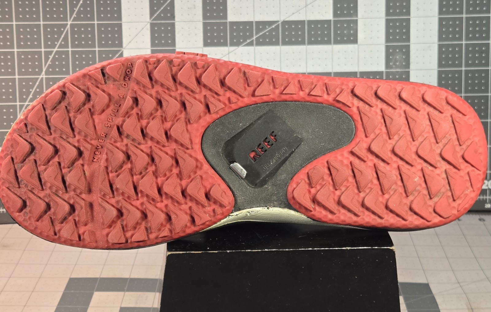REEF Men’s Fanning Pregame Bottle Opener Flip Flops Black & Red Size 10