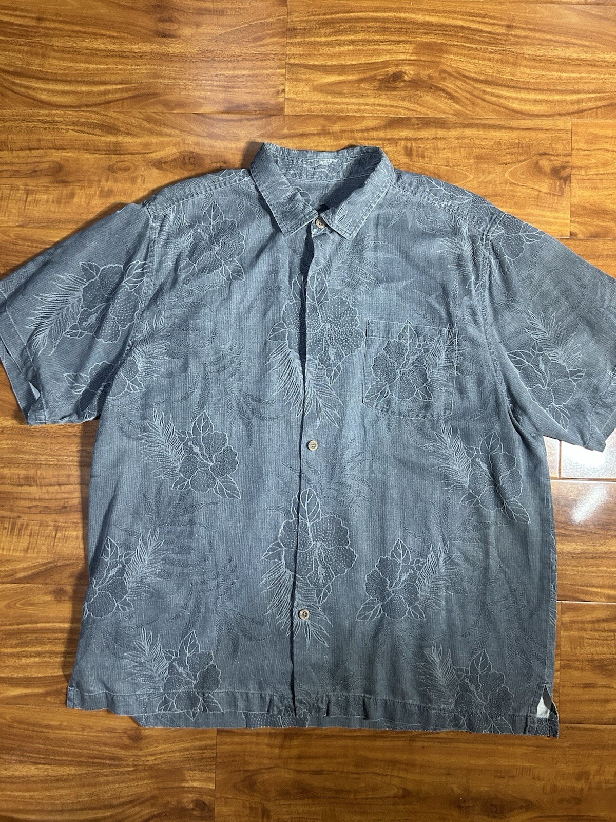 Tommy Bahama Men’s XL Short Sleeve Button up Hawaiian Shirt 100% silk Dark Gray