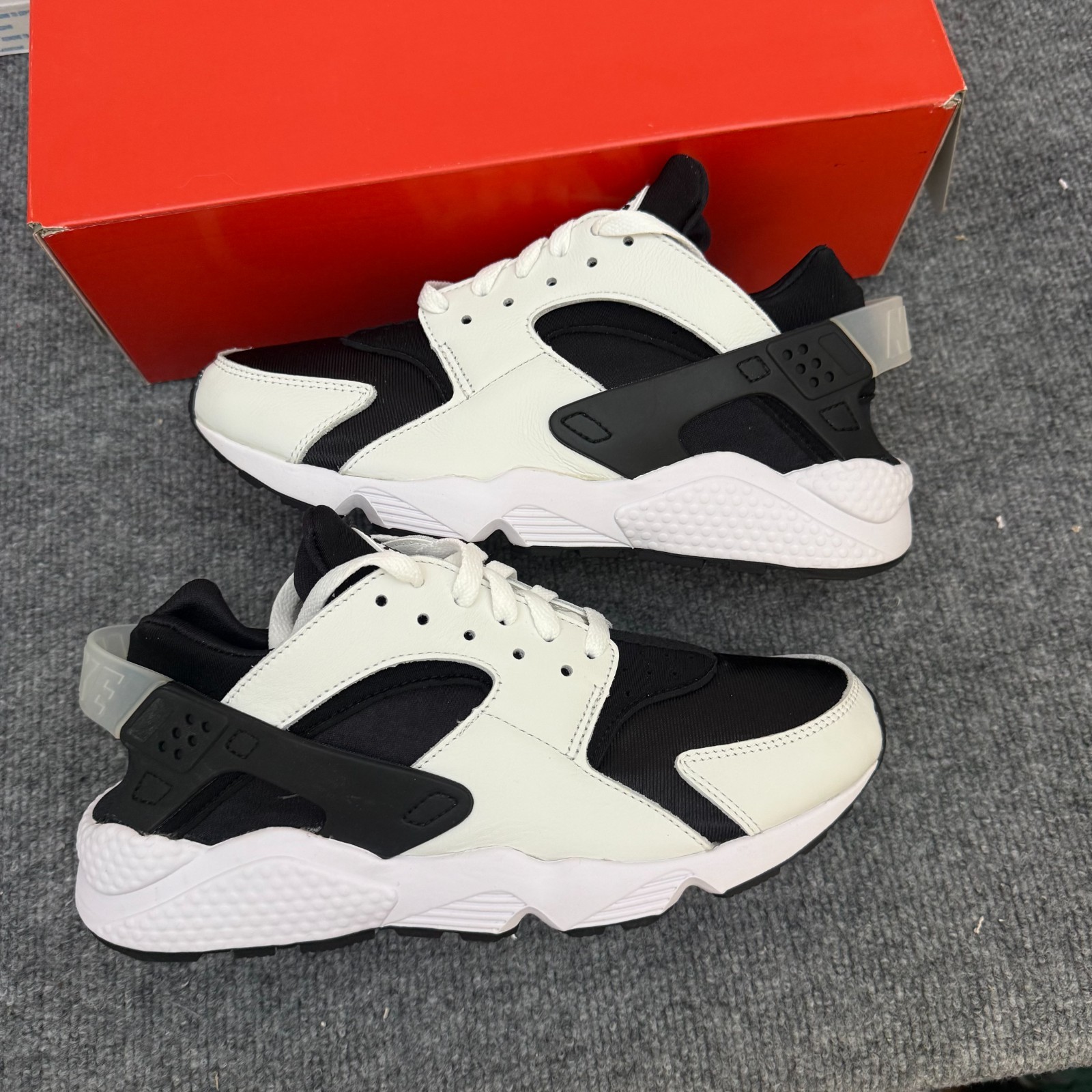 Nike Air Huarache Low-Top Athletic Shoes Black/White DD1068-001 Men’s Size 9
