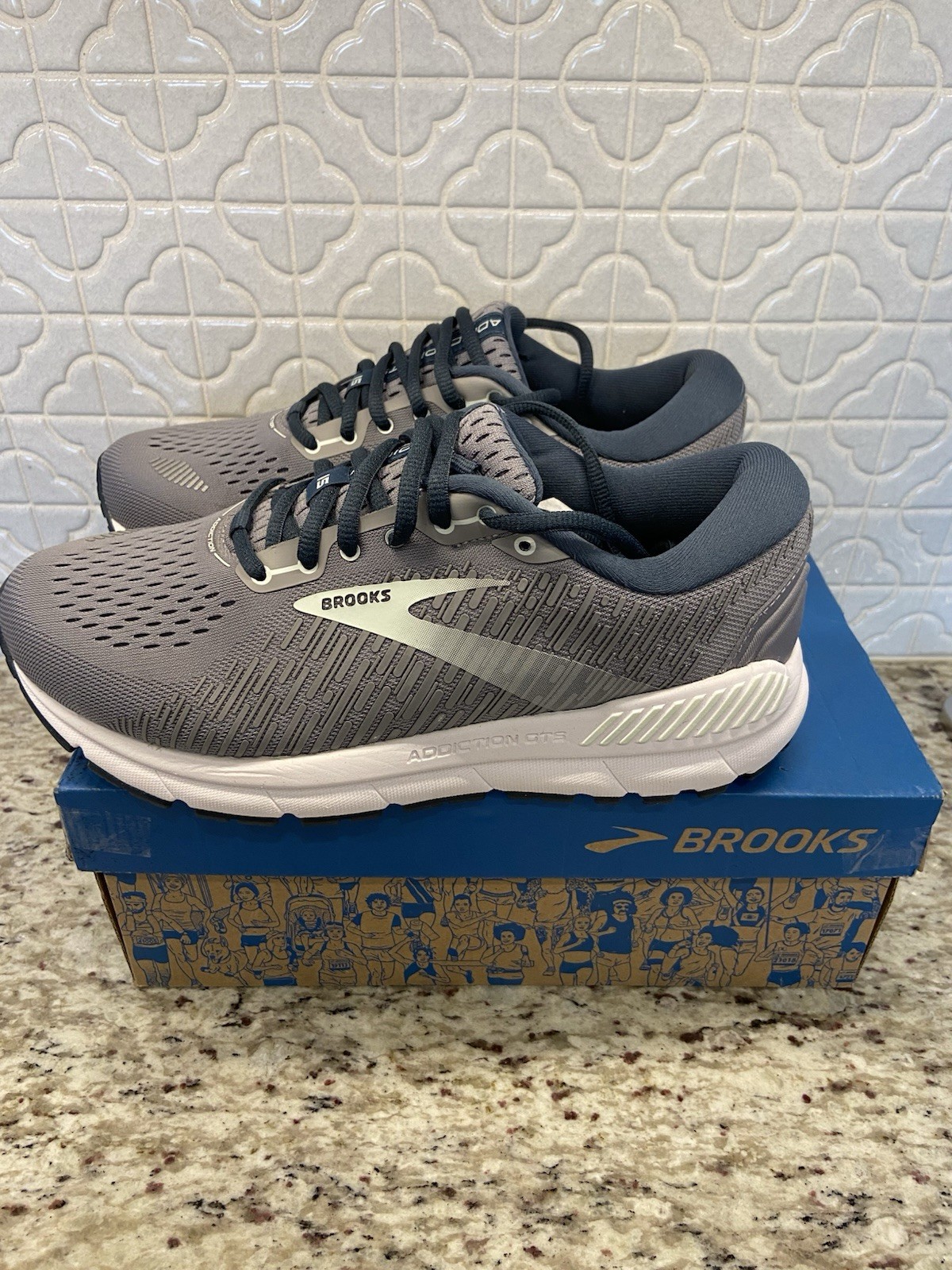 Woman’s Size 8 EE Extra Wide Gray Brooks Addiction GTS 15 – Brand New In Box