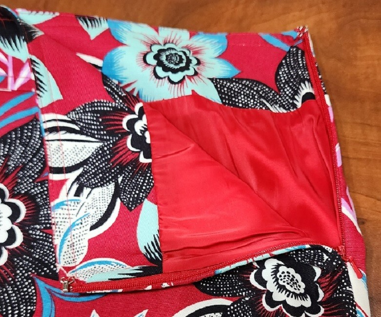 Women’s Talbots Red and Black Floral Straight A-Line Skirt Size 6P EUC B101