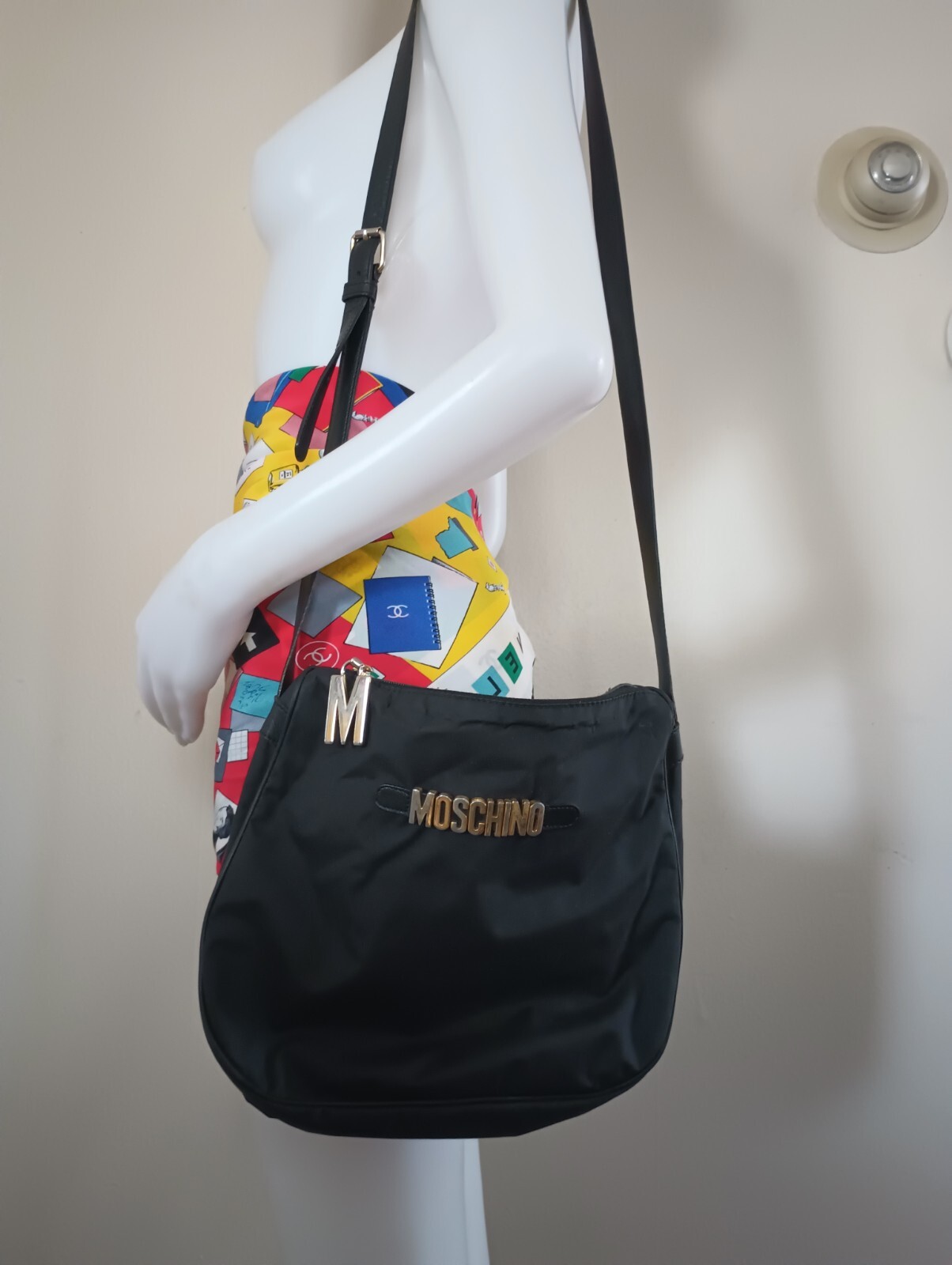 🩷 Vintage 1990s Moschino Redwall Logo Crossbody Bag Purse Adjustable Strap