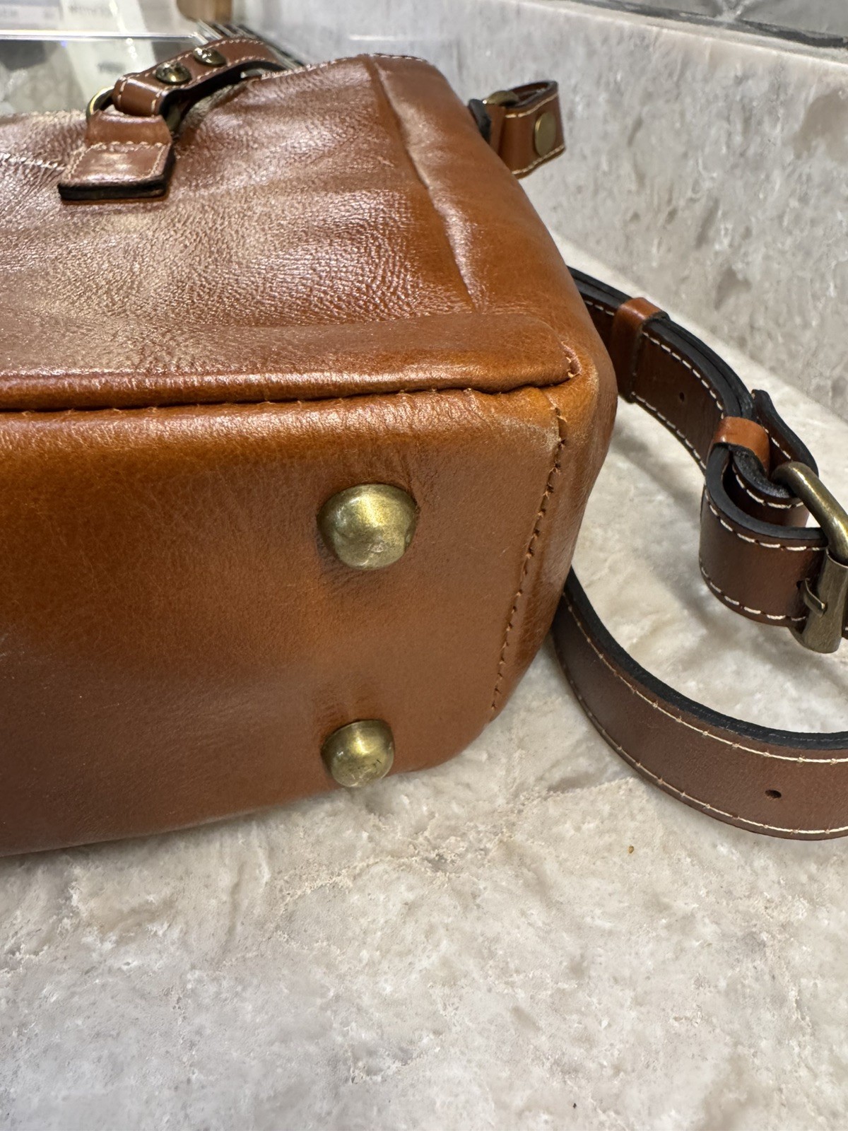 Patricia Nash Leather Tote Clean! Zip closure. Crossbody strap.