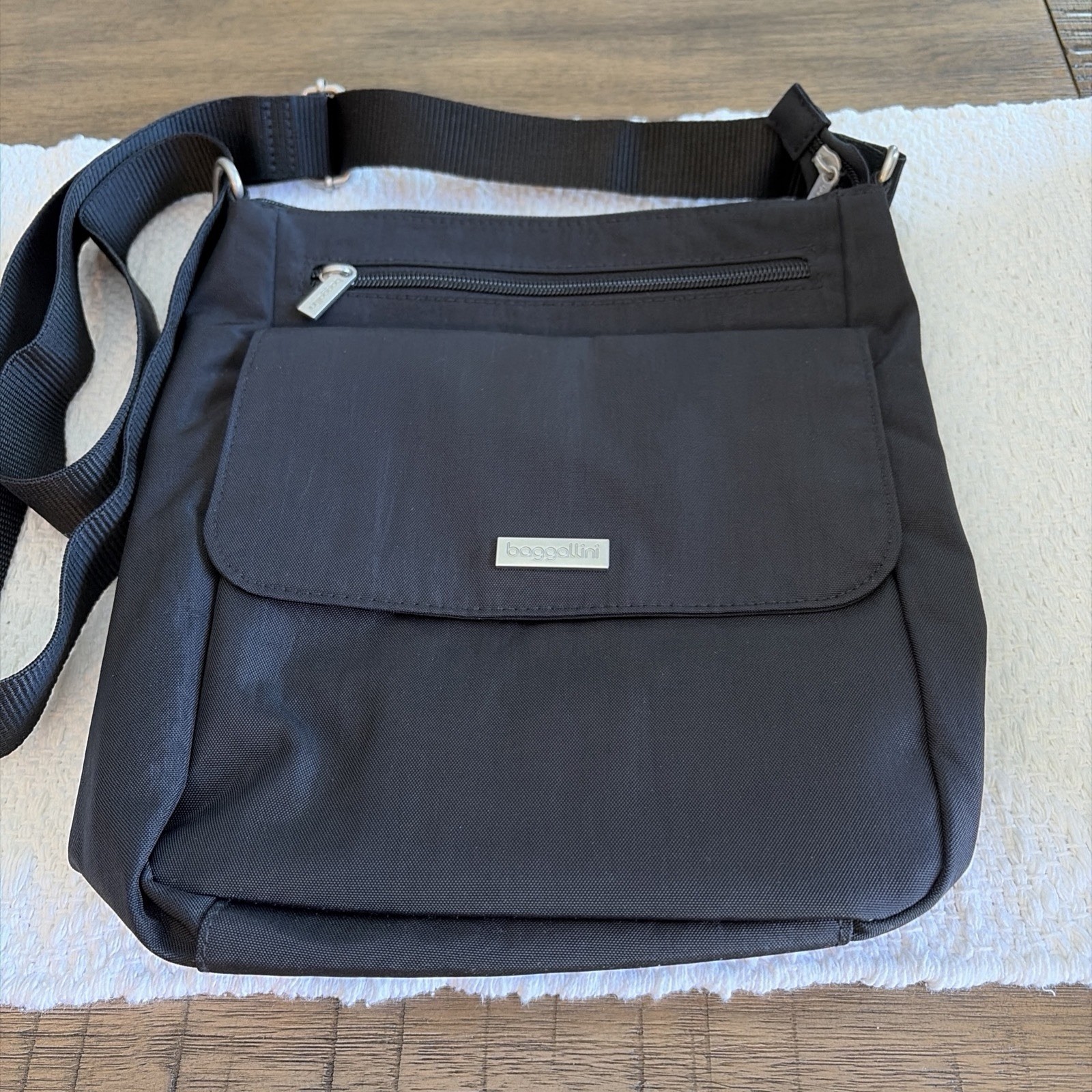 Baggallini Town Bagg Crossbody/Shoulder Bag Black. New without Tags
