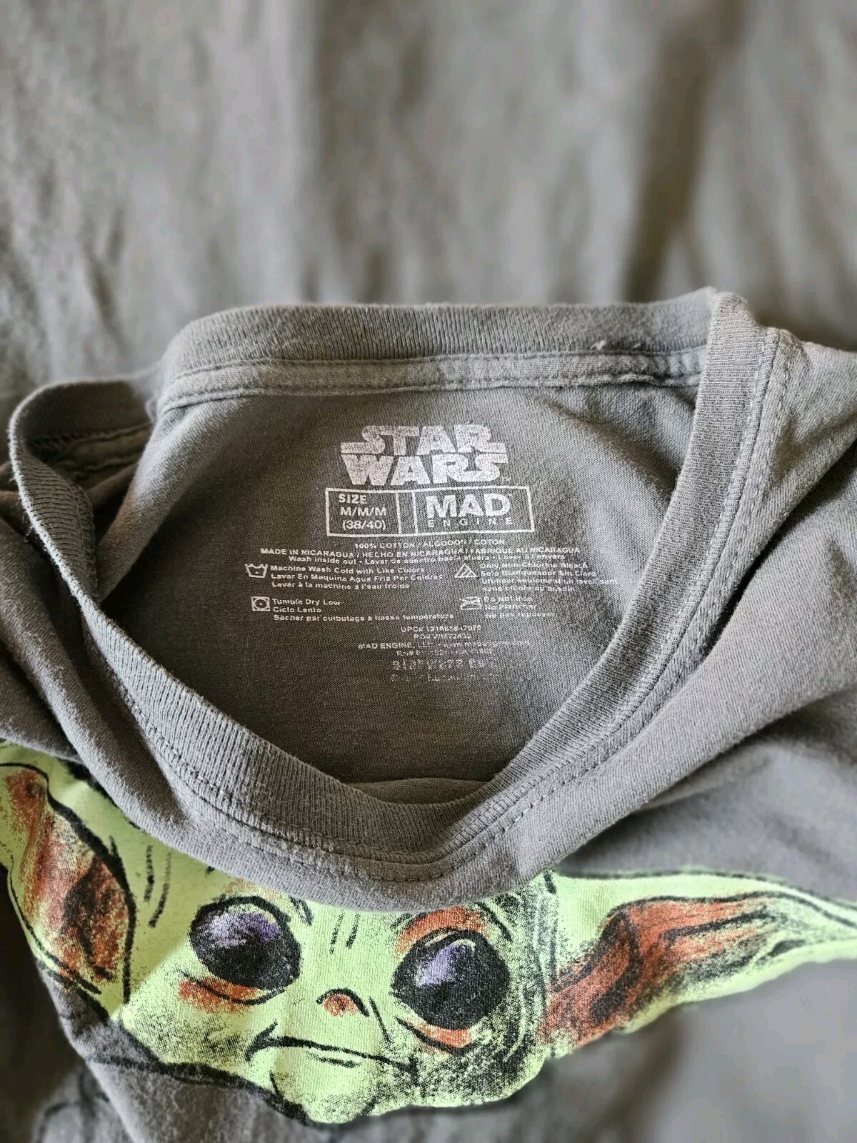 Mad Engine Mens Star Wars Medium Mandalorian Grogu Baby Yoda TShirt EUC