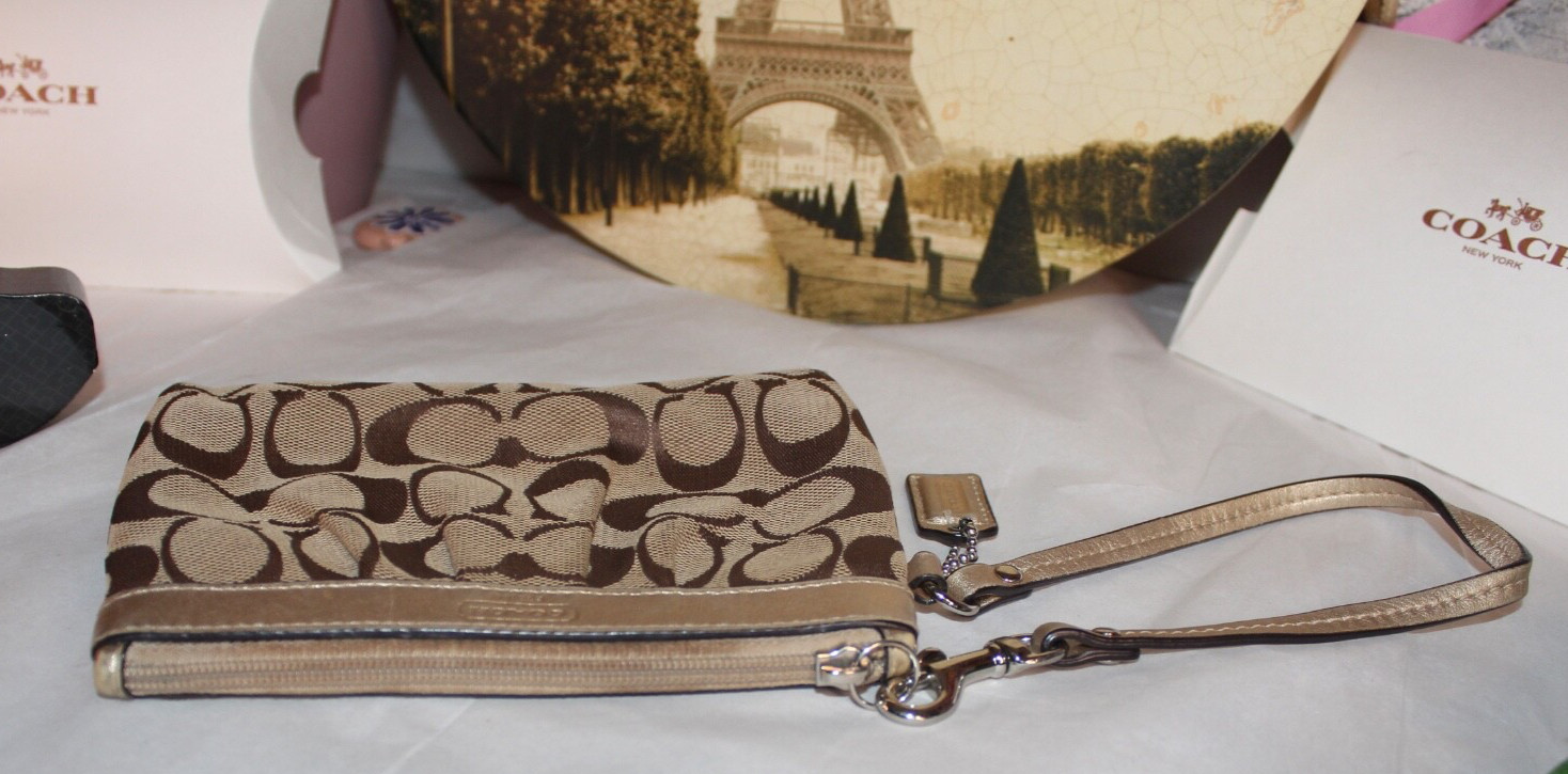 👛CHIC COACH KHAKI CC MONOGRAM WRISTLET!👛