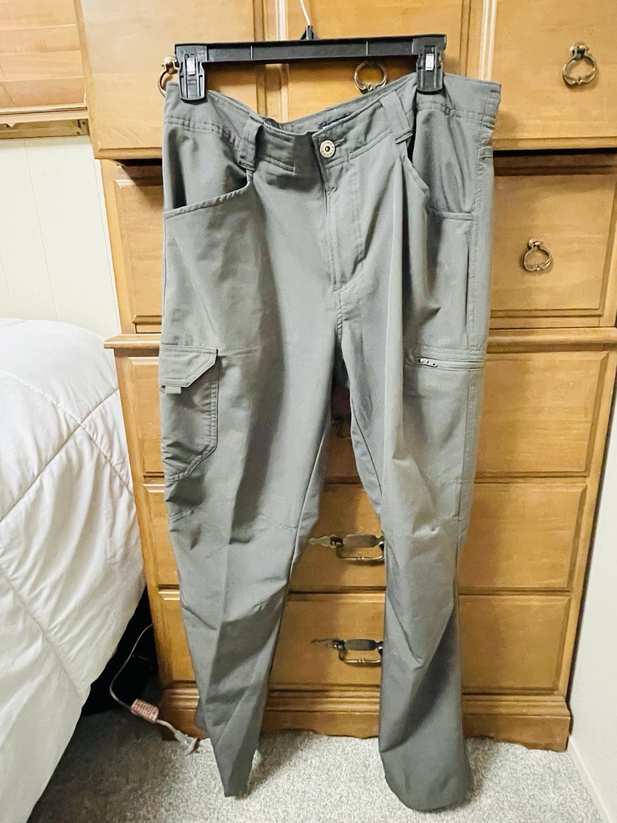 NorthCrest Men’s Gray Solid Cargo Flat Front Pants Pockets Button Zip 32/30