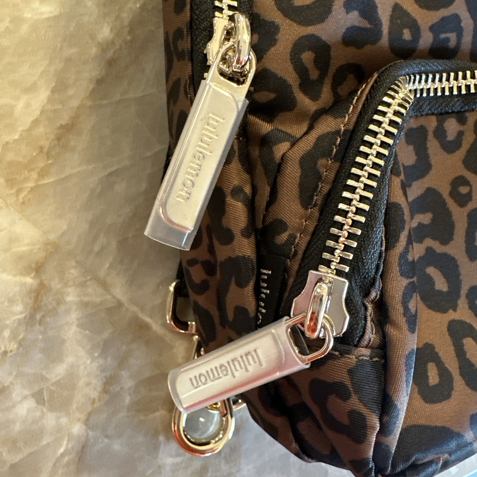 Lululemon Everywhere Sling Bag Small 2L Leopardo Shift Midi Desert Khaki NEW