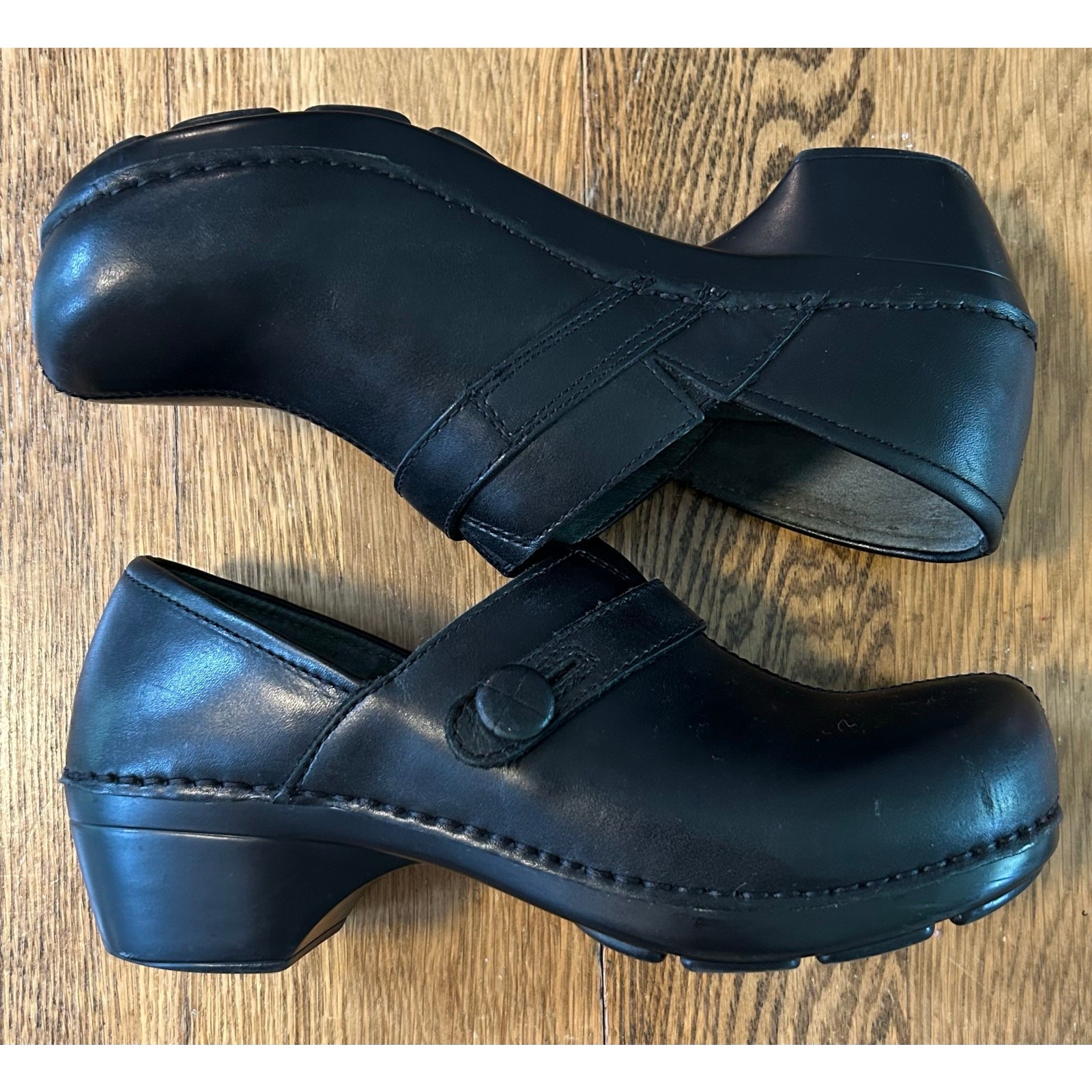 Dansko Solstice Button Strap Clogs Black Leather Slip on Women’s Sz 39 US 8.5