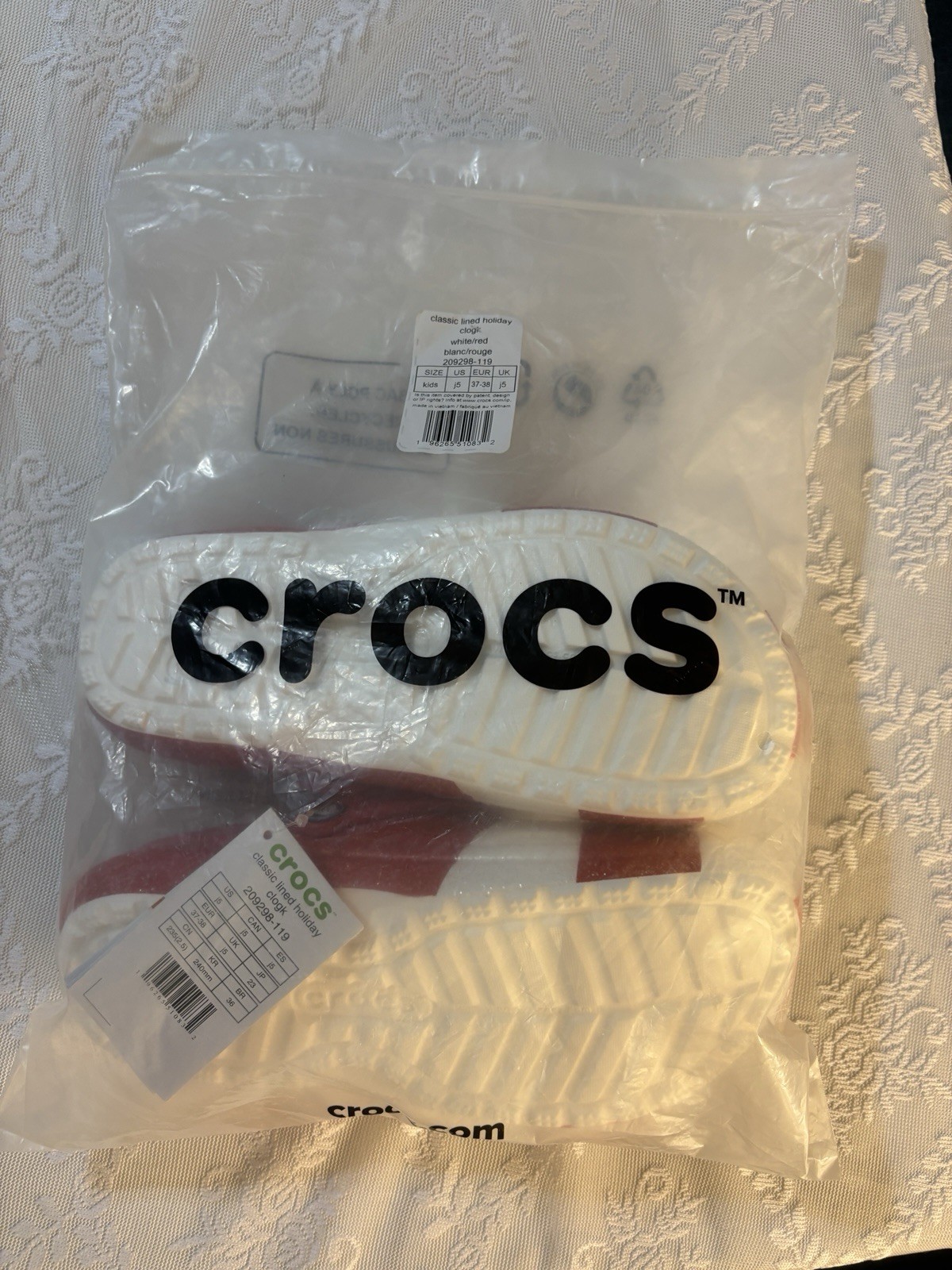 Crocs Classic Lined Holiday Clog White Red Kids J5 New with Tags 209298-119 NWT