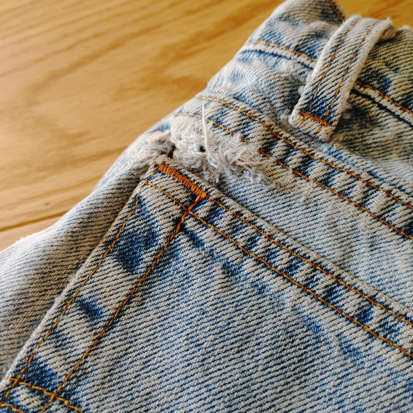 Vtg Levis 560 Y2K Baggy Wide Leg Distressed Jeans Mens 33×32 Light Wash Denim