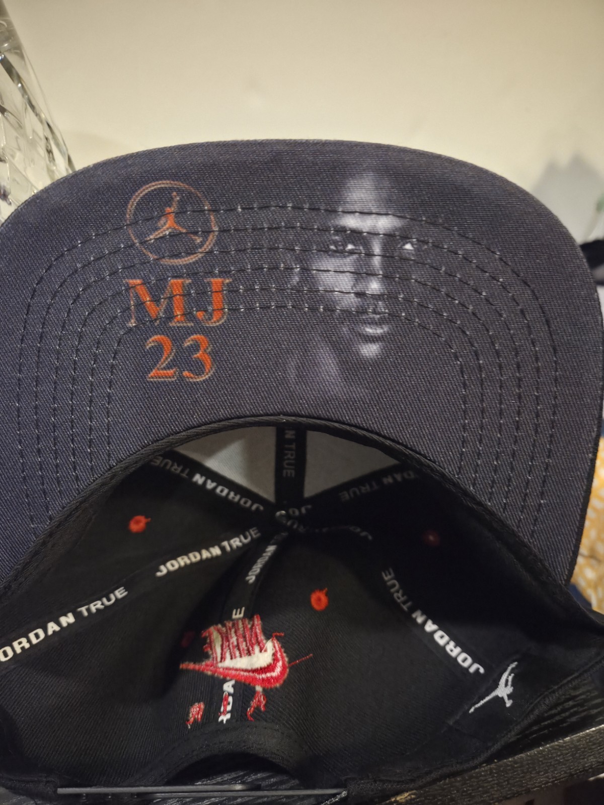 NIKE AIR JORDAN BLACK SNAP BACK BASEBALL HAT. NEW