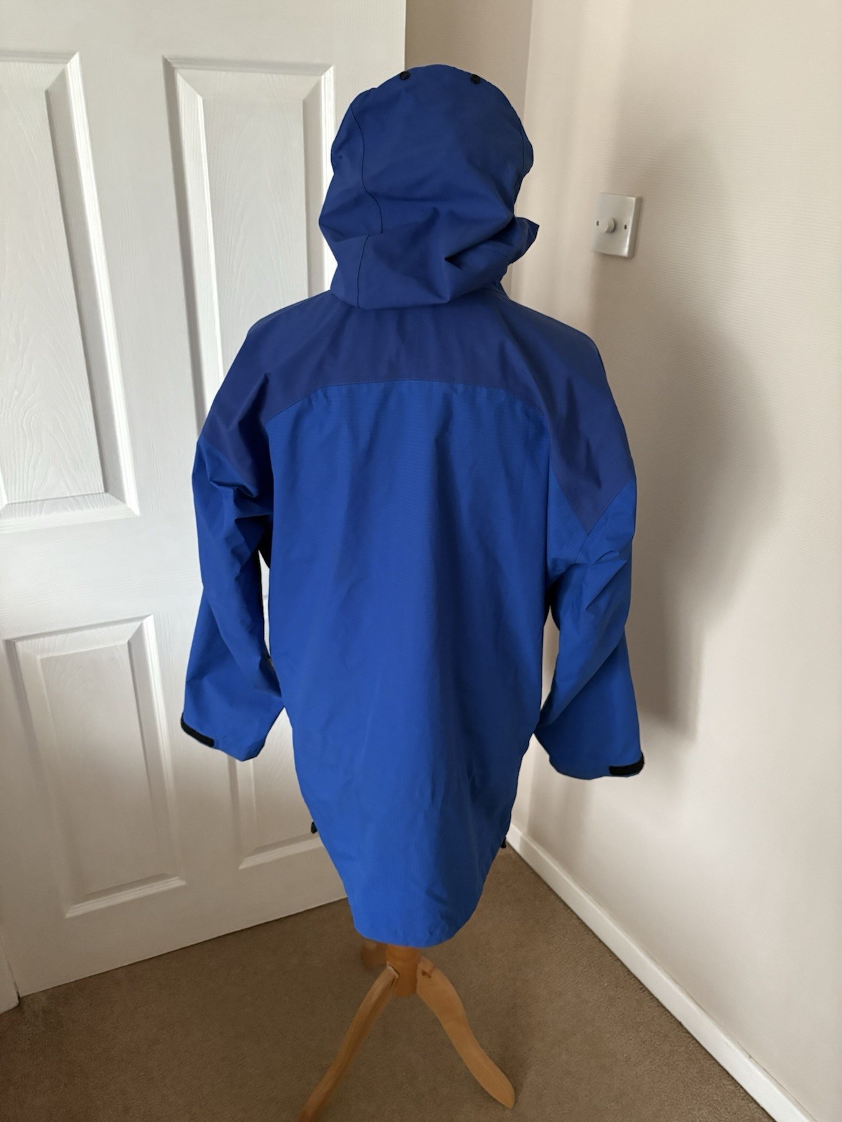 Men’s Blue Berghaus Goretex XCR Jacket Size Large