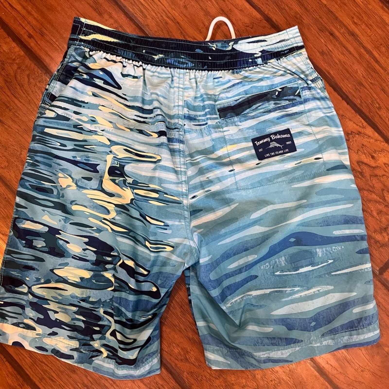 Tommy Bahama swim trunks men’s Small waist 29 blue waves ocean pocket zippered