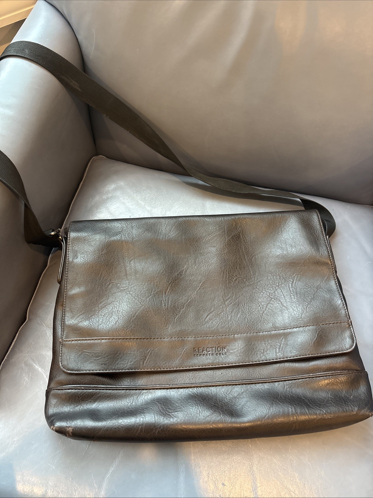 Kenneth Cole Reaction Colombian Leather Crossbody 15.6″ Messenger Bag