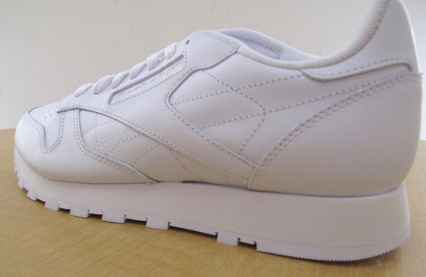 Reebok Classic Leather R12 Mens White Walking Shoes – NWD – Medium