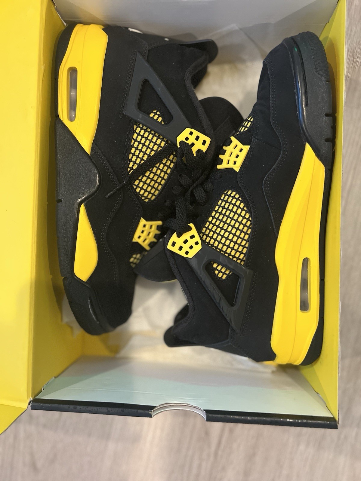 Size 9 – Jordan 4 Retro Mid Thunder