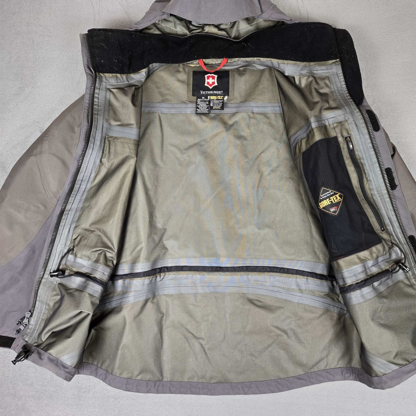 Victorinox Jacket Mens Medium Gray Gore Tex XCR Waterproof Shell Outdoor *READ