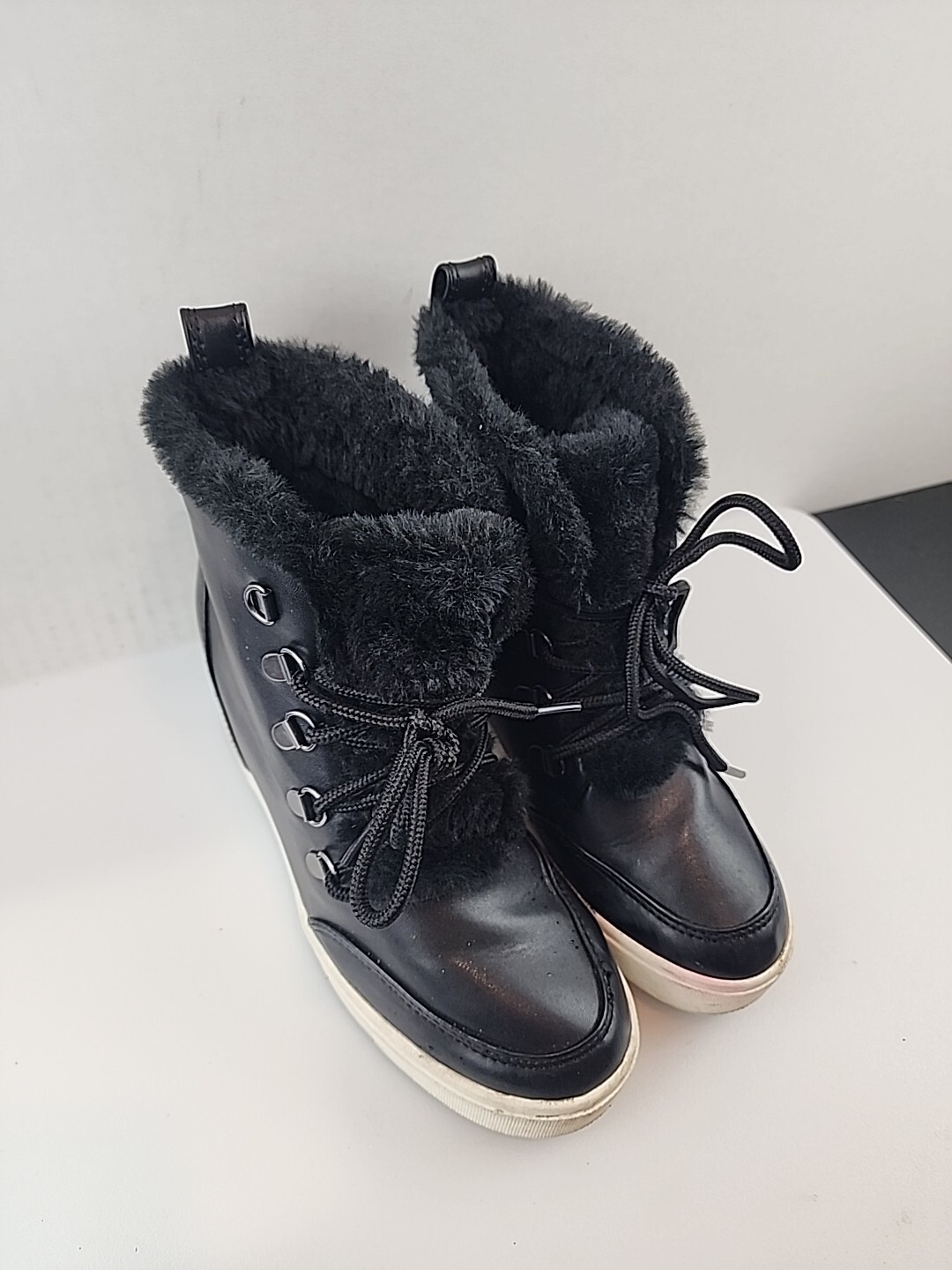Brash Boots Black ladies 6 with hidden heel. Super soft faux fur lined. 