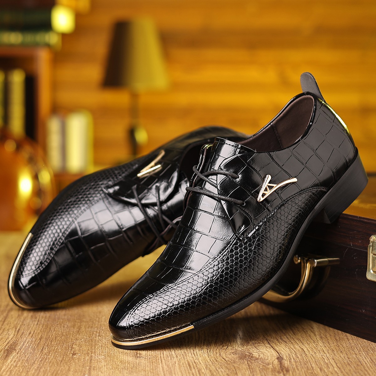 Men’s formal shoes, checkered lace up Oxford shoes, worn for formal occasions