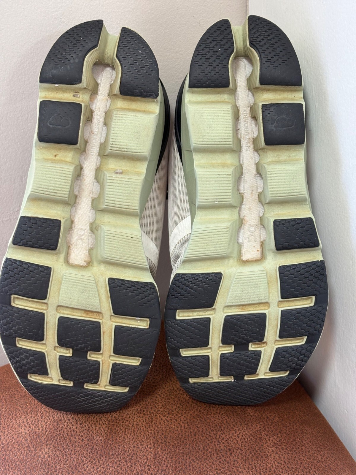 On Cloudstratus White Black Sage Green Running Shoes 39.98997 Womens Size 8 READ