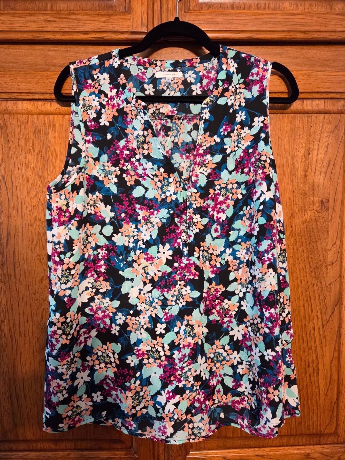 Maurices Sleeveless Blouse Women’s Lg Black Floral Clasped V-Neck Top NWOT