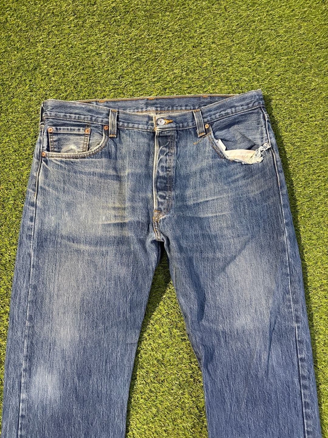 Baggy Levi’s 501 Original Fit Straight Leg Button Fly Medium Wash Jeans 40×30