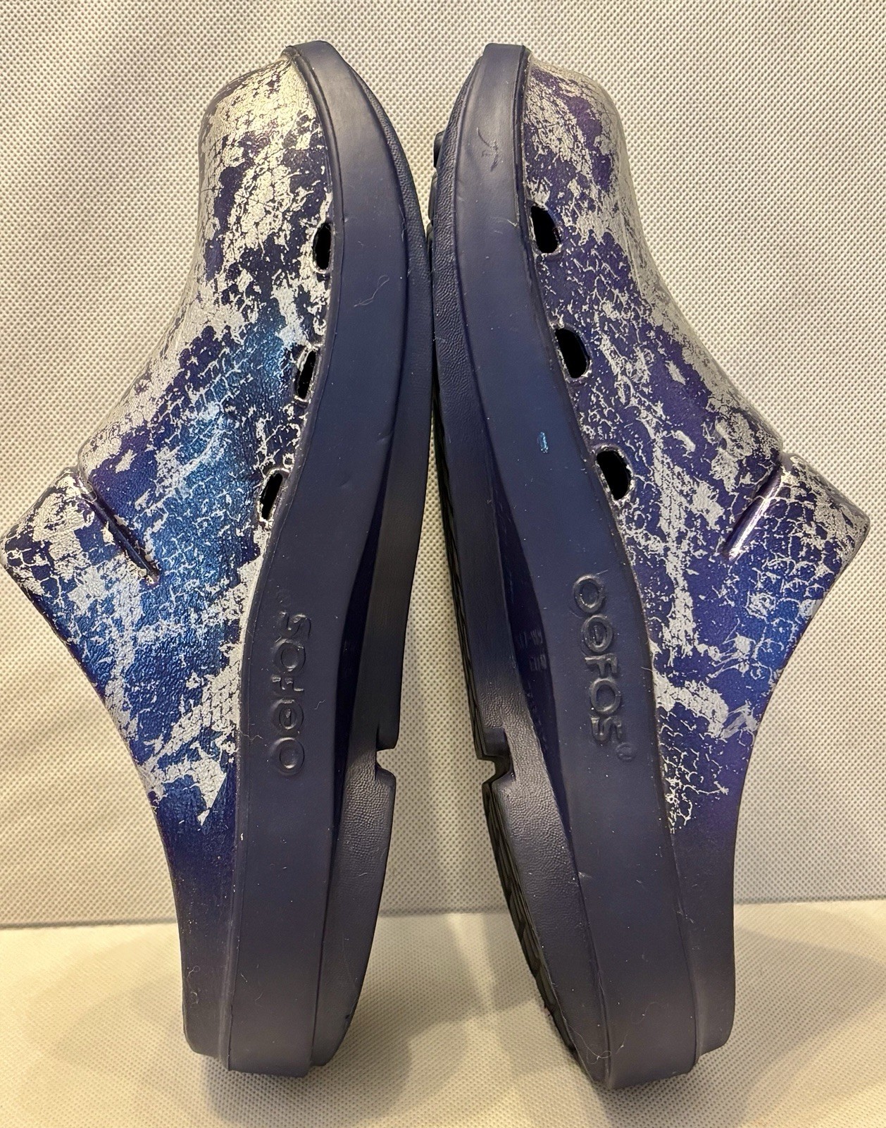 Oofos Oocloog Shoes Womens 9 Blue Silver Snakeskin Recovery Comfort Clogs