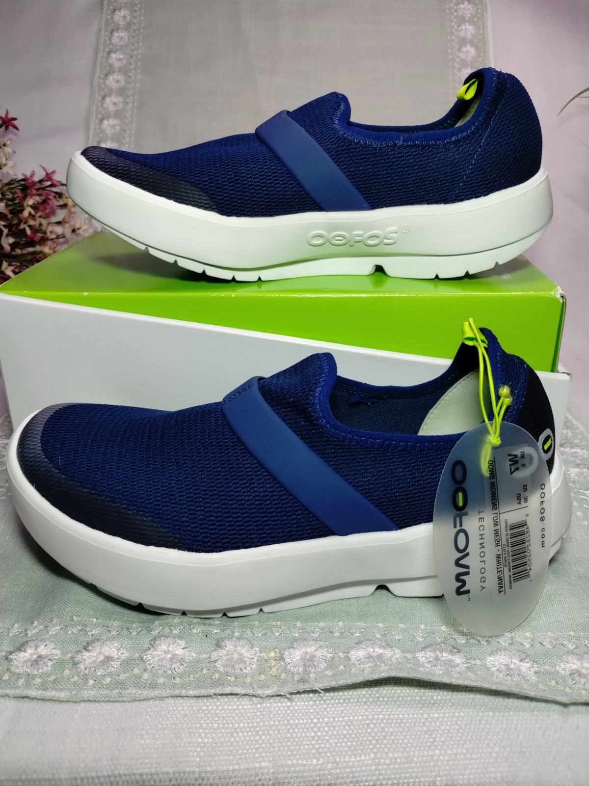 Oofos Womens Low Mesh Size 7 Navy/White Slip-on Casual Style Work Play Footwear