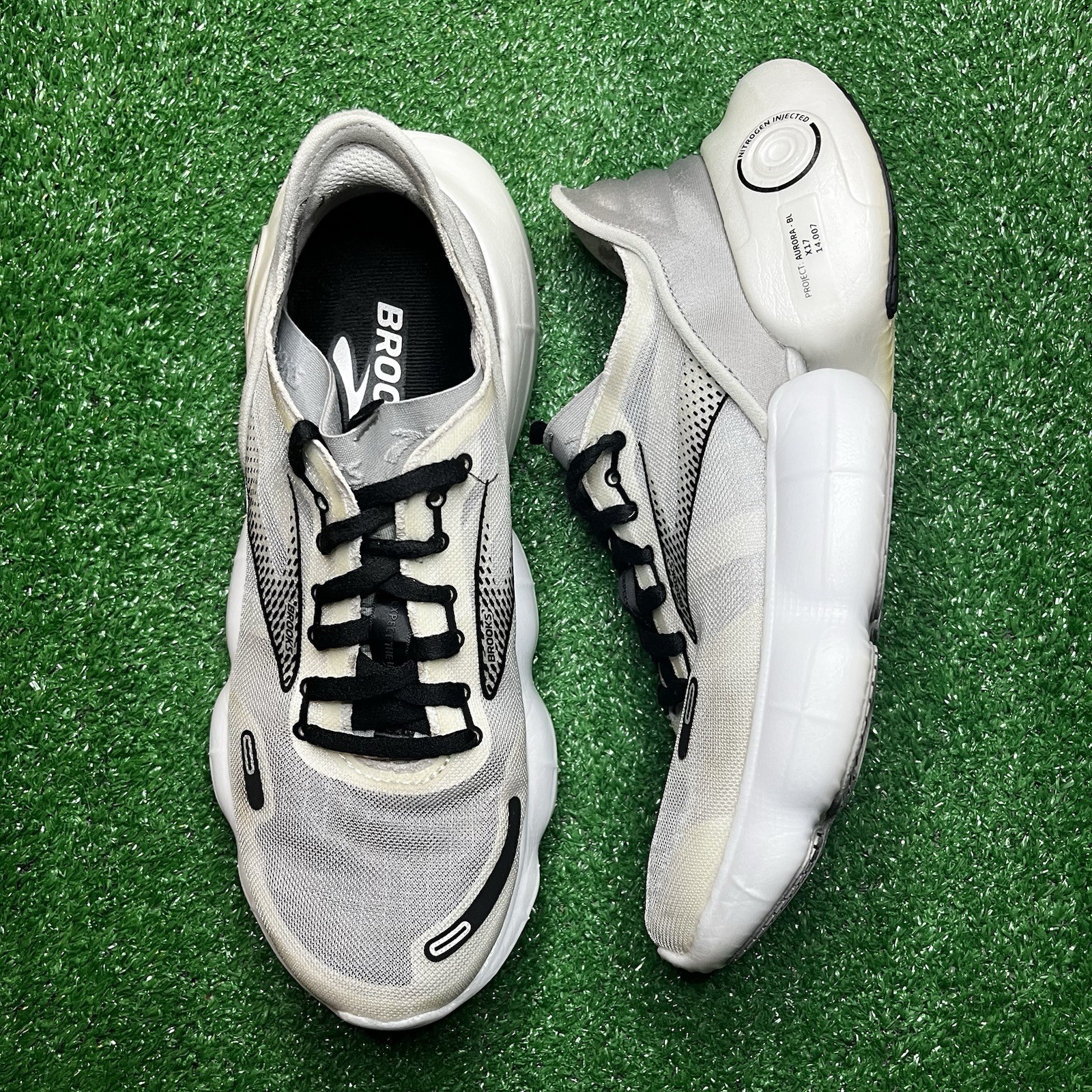 Brooks Aurora BL women’s size 7 Nitrogen Injected Running Shoes White/black