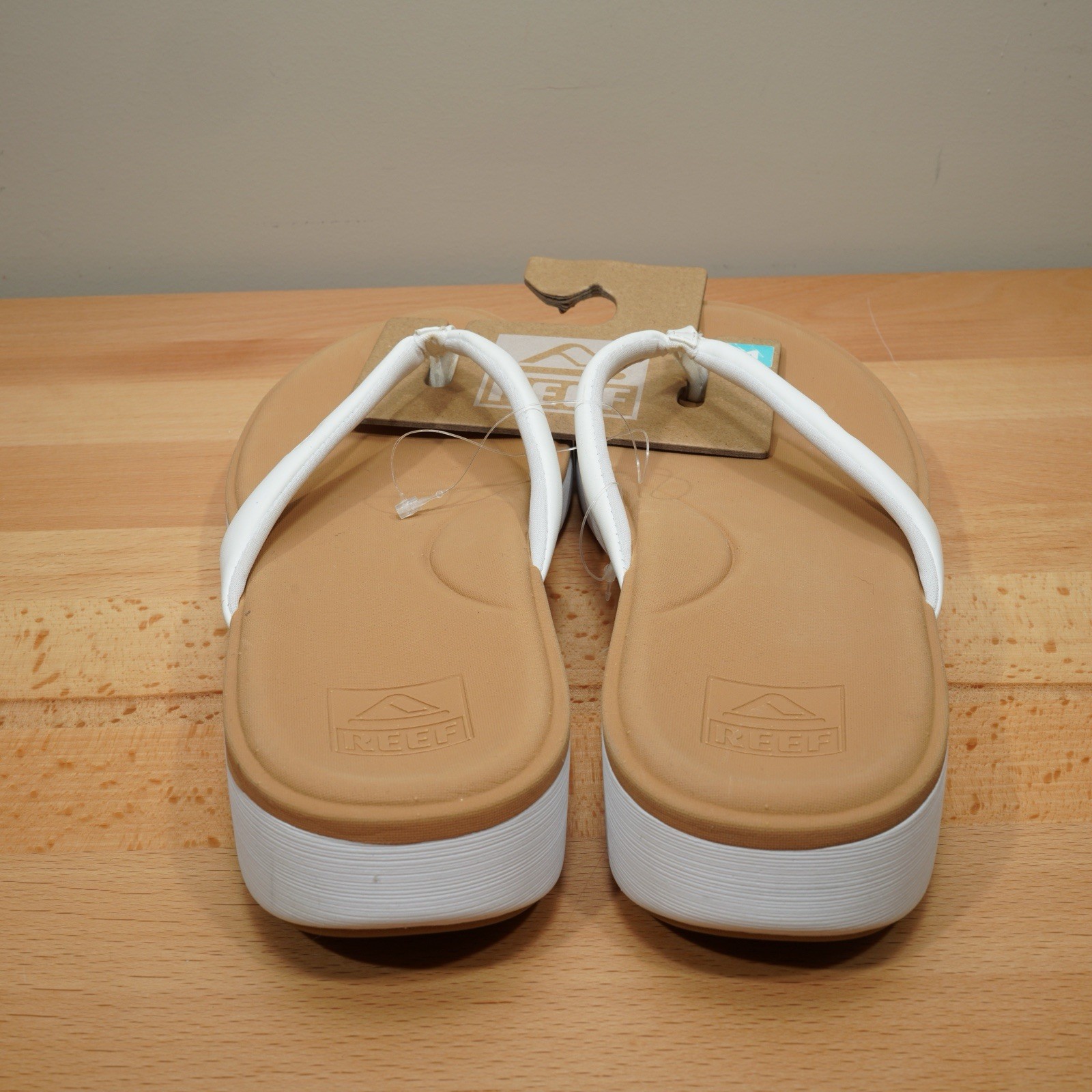 REEF Cushion Cloud Flip Flops Sandals – Women’s 11 – White/Tan **NEW**