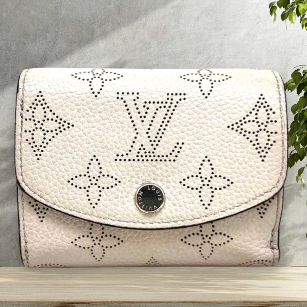 Extremely Beautiful Louis Vuitton Mahina Greige x Mocha Portefeuille Iris XS