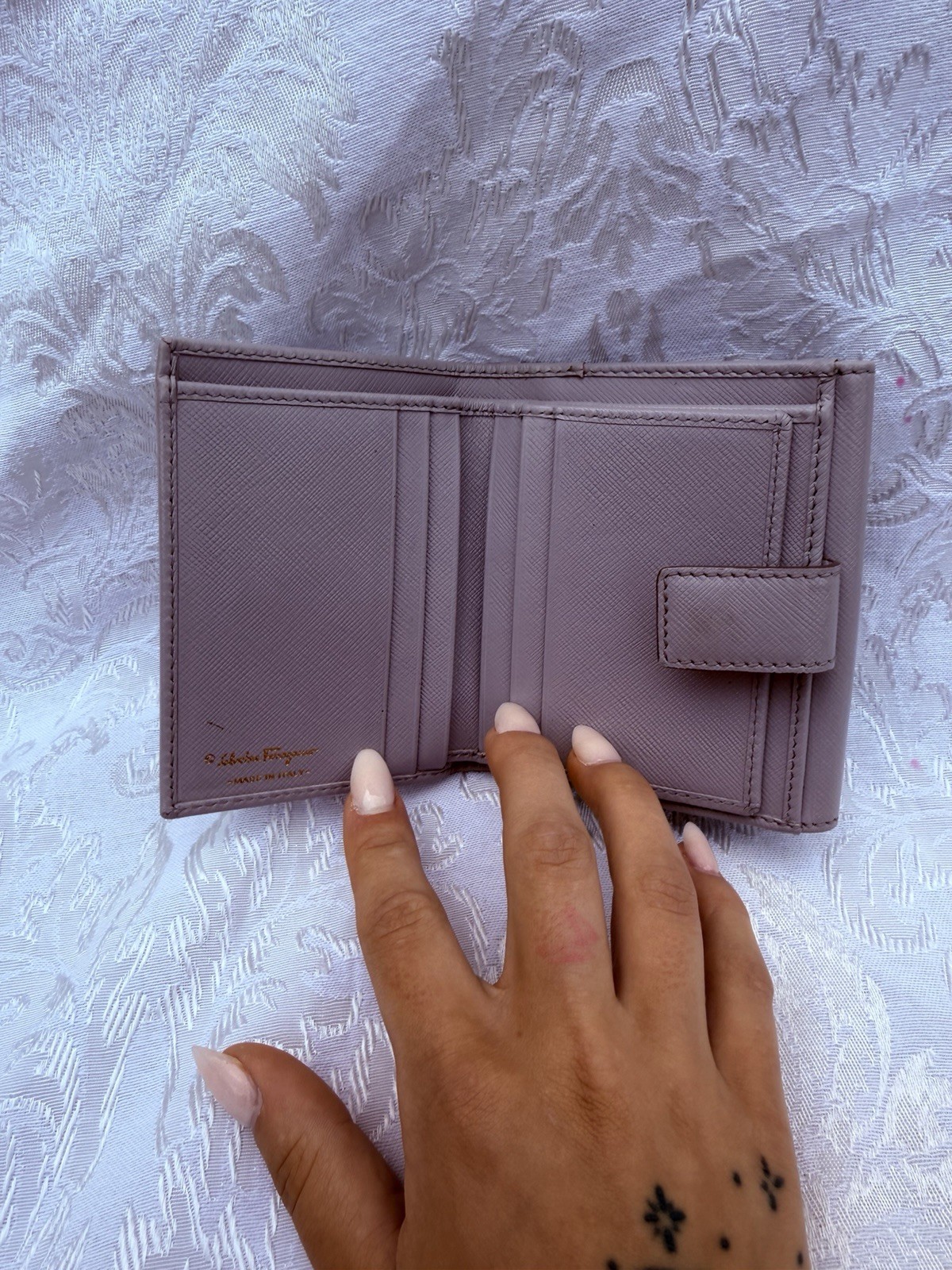 Salvatore Ferragamo Vara Bow Compact Wallet – Gray Leather