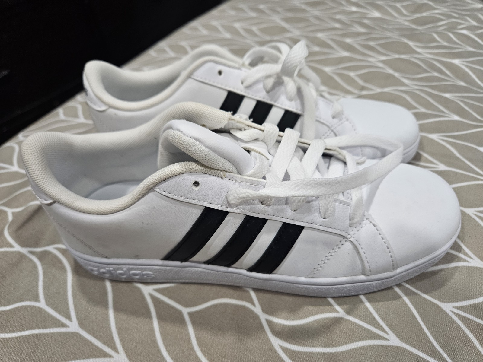 adidas 3-Stripes White/Black Low Top Lace-Up Kids Sneakers US 5 EU 37 1/3