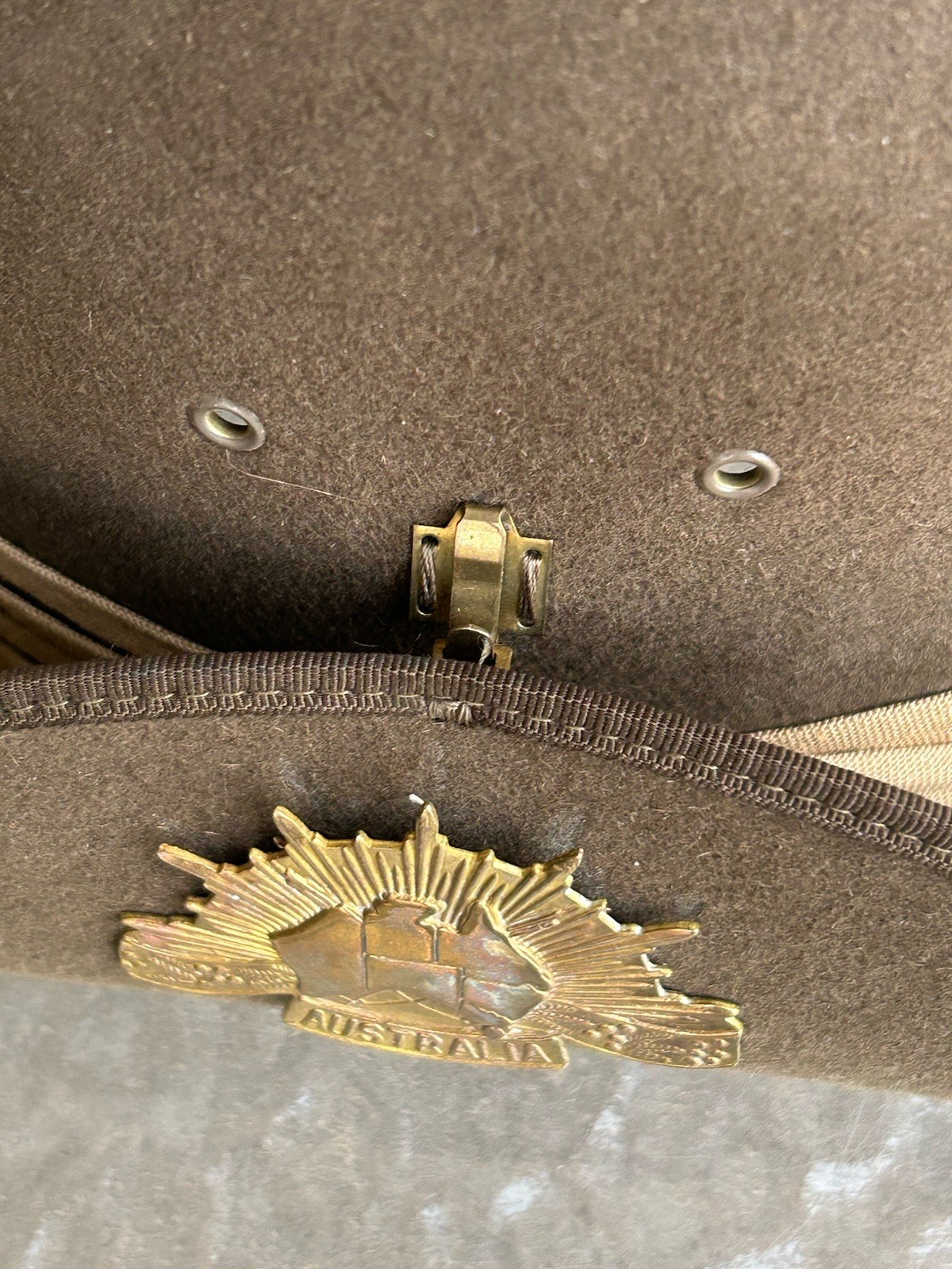 Excellent AKUBRA Pure Fur Felt SLOUCH HAT w/Australia Metal Badge Military sz 55
