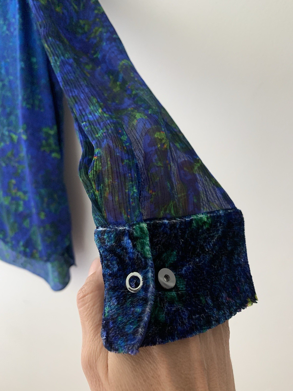 Elie Tahari 100% Silk Blouse M Velvet Cuffs And Collar Open Back Snap Buttons