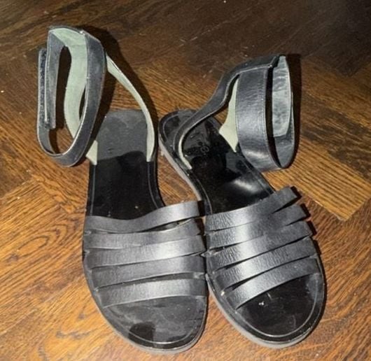 Vince Matte Black Leather Ankle Strap Flat Sandals. 8M. EU 39