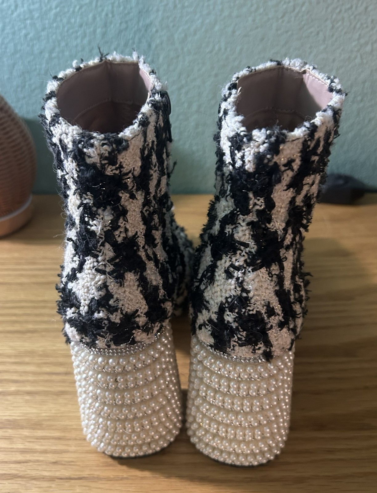 Betsey Johnson black & white Raylan houndstooth & pearl zip boots size 7.5