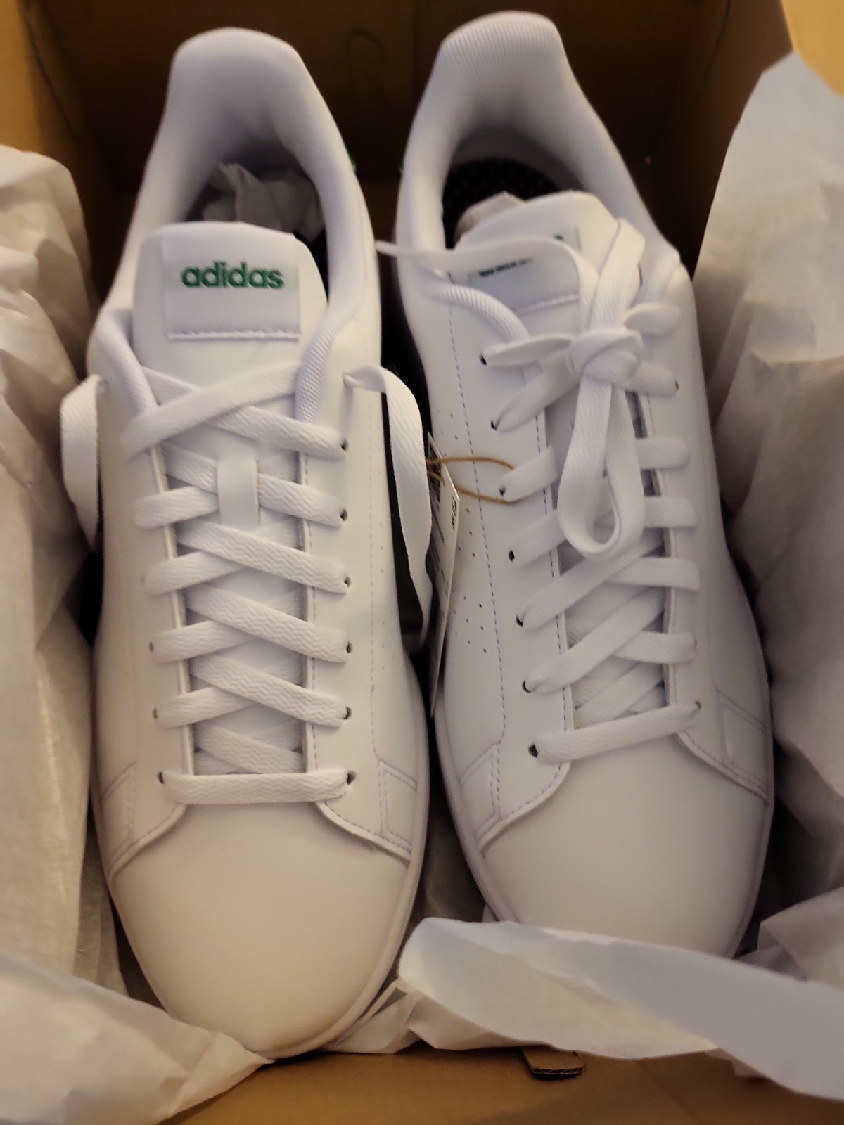 Adidas men Advantage Shoes White / GREEN size 10. Brand New