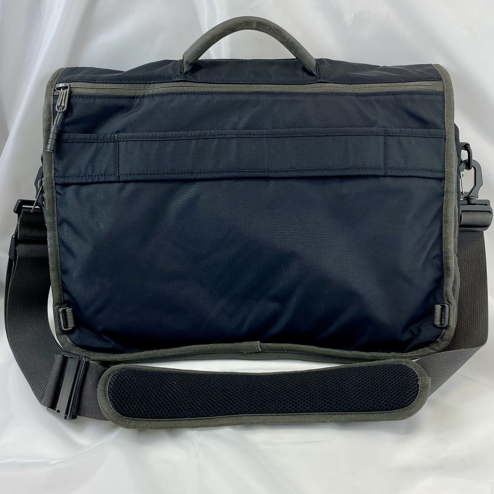Timbuk2 Command Messenger Bag Black/Grey Crossbody Padded Laptop Measure 17/13/4