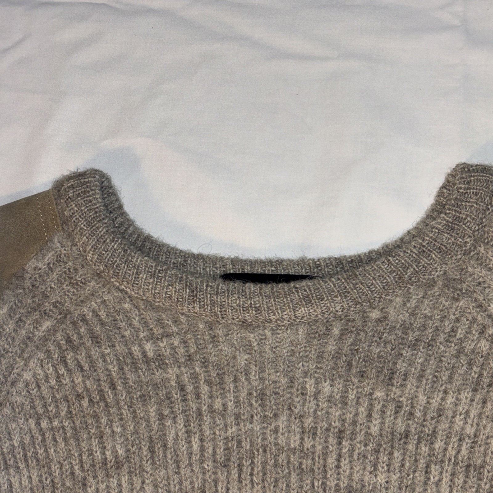 Peregrine Sweater Men’s Medium Suede Shoulder Elbow Patches England Wool Knit