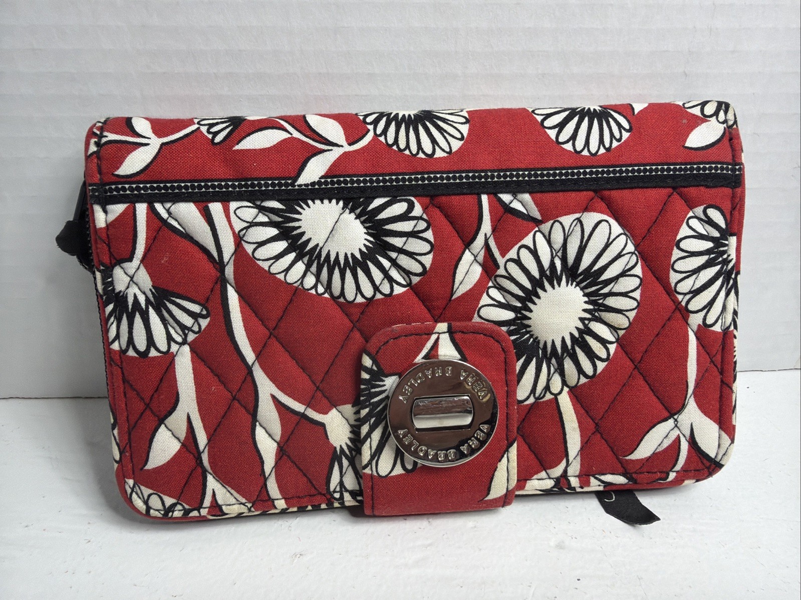 Vera Bradley Turn Lock Zip Around Wallet Retired Deco Daisy Floral Red Quilted