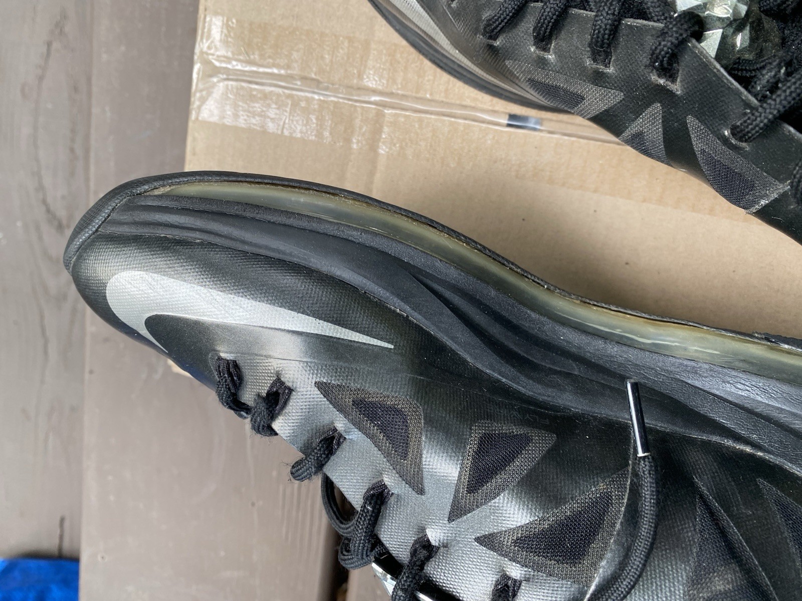 Nike LeBron 10 Carbon 541100001 Size 10.5 Men